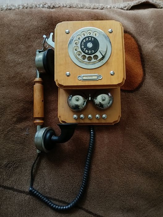 Telefon wiszący retro