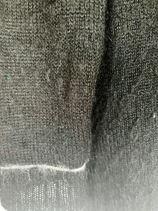 Czarny sweter marki Prada