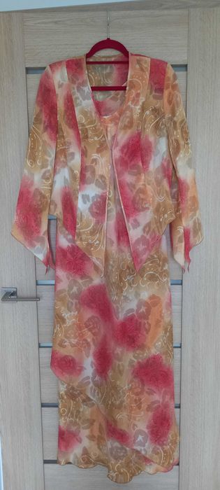 Sukienka z narzutką na wesele.