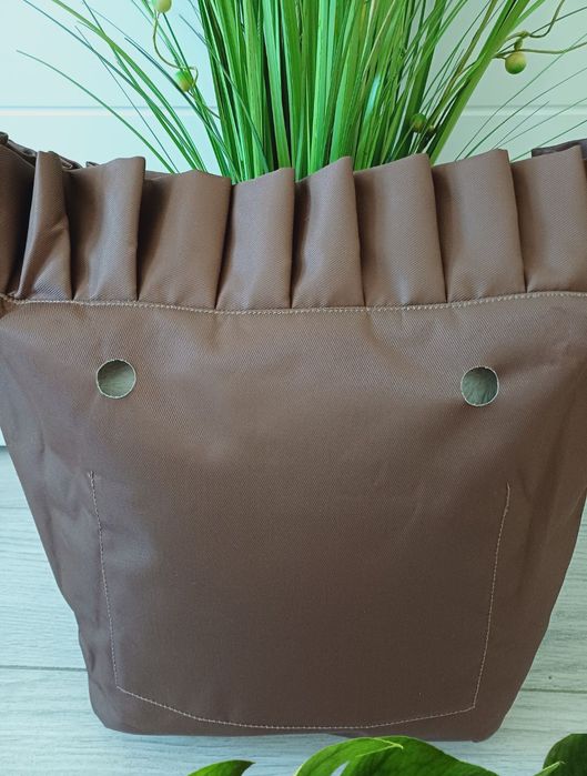O Bag Standard, brązowy organizer z falbanką do torebki