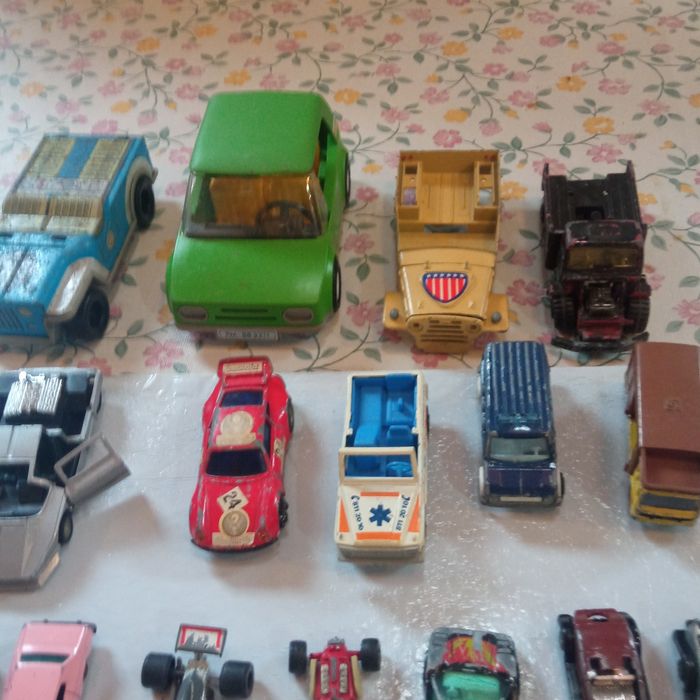 Lote de  carrinhos com alguns anos