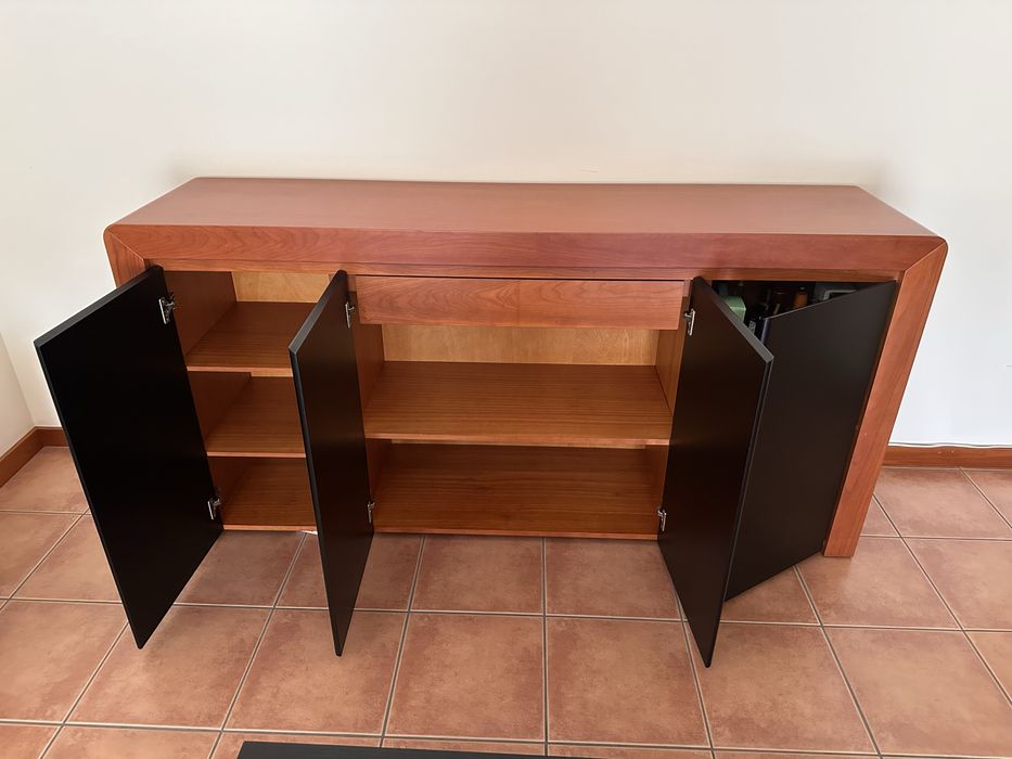 Mobilia de sala com mesa de centro e aparador