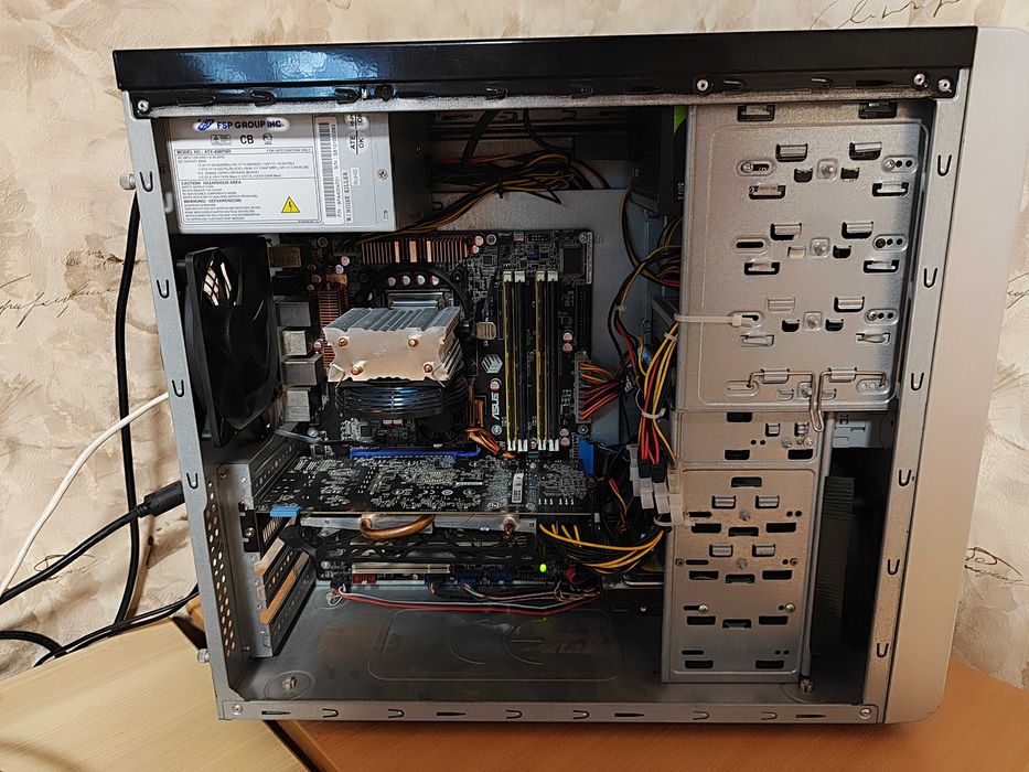 Комп'ютер + периферія (для навчання та невимогливих ігор) гор