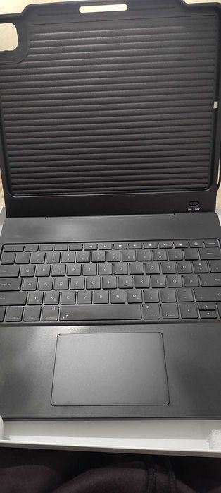 Capas Teclado Premium p/ iPad Air/Pro (11" e 12.9") – Novas em Caixa
