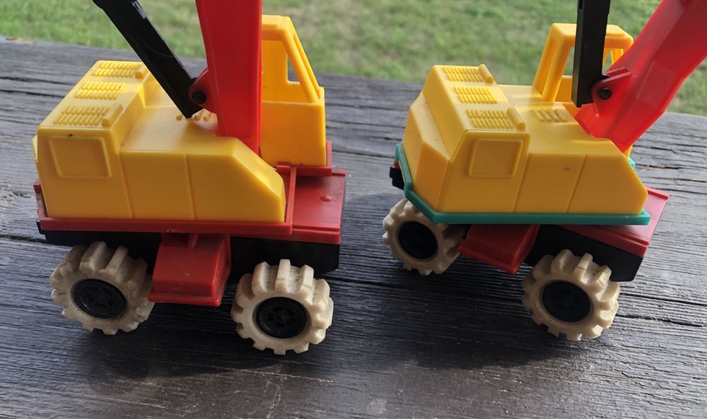 Продам вінтажний іграшковий екскаватор Салют