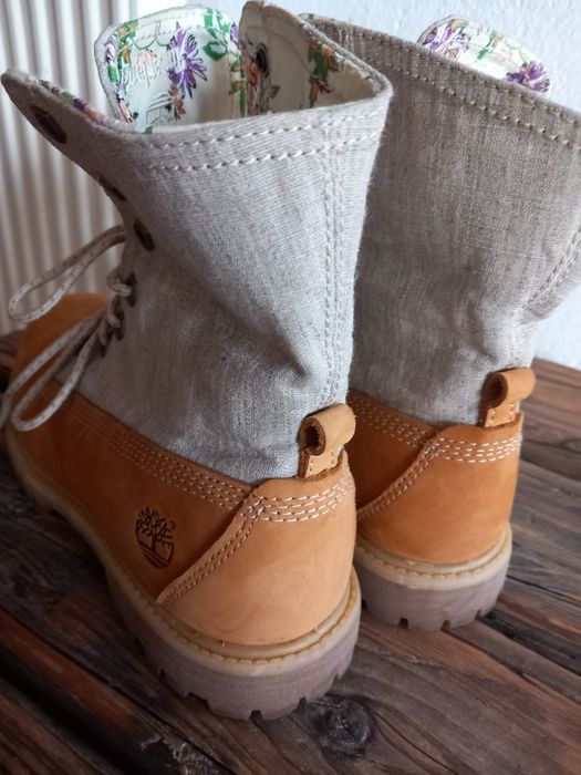 Timberlandy,trapery w kolorze biszkoptowym.