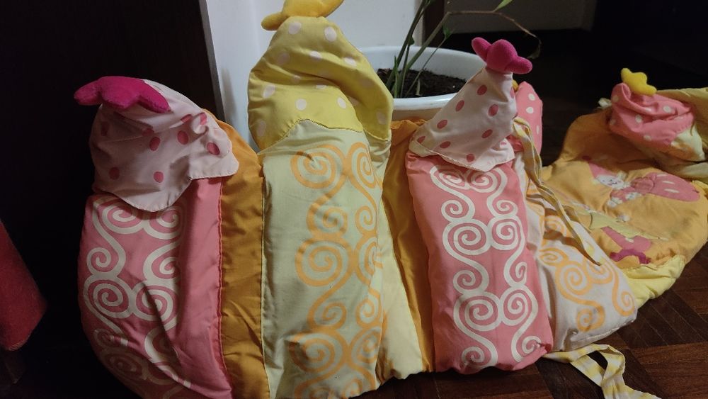 Proteção de cama de grades com decorações