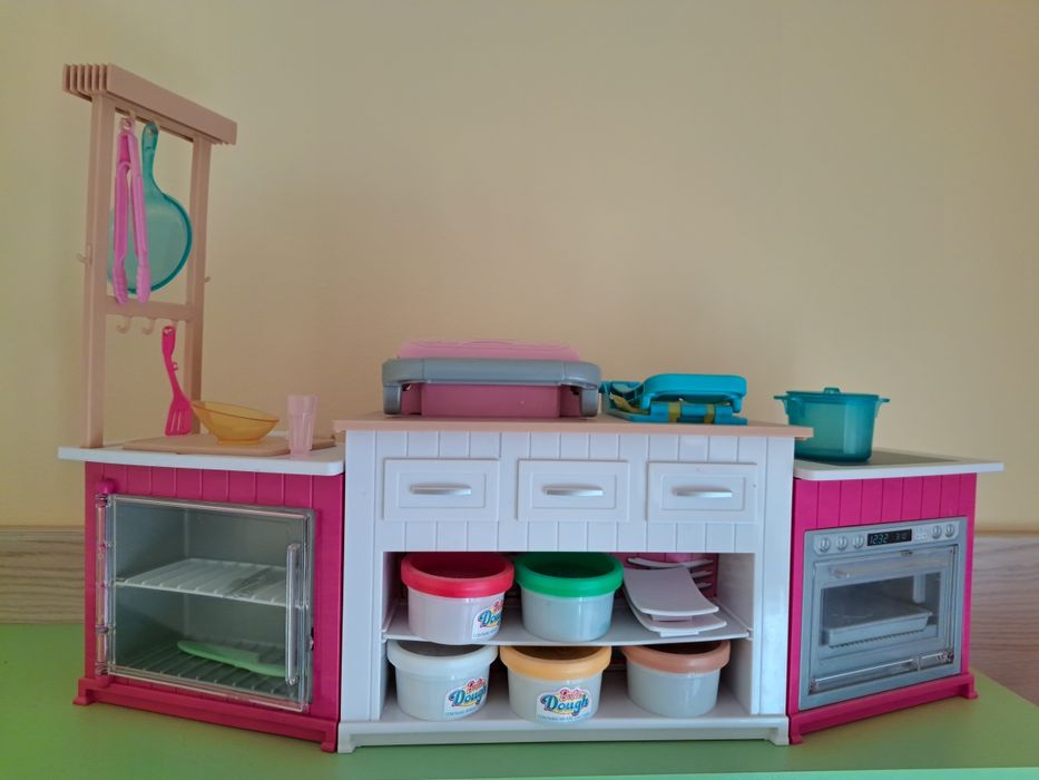 Oryginalna kuchnia Barbie i 2 lalki Barbie