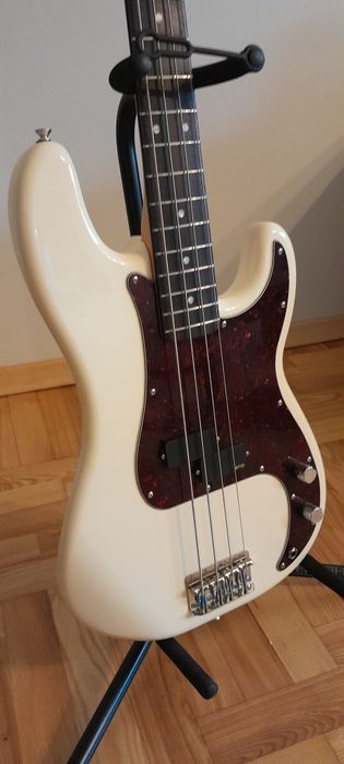 Gitara basowa fender squier precision bass.