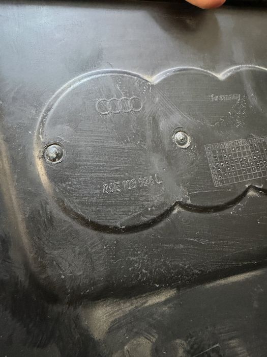Декоративная крышка двигателя Audi A4/A5/A6/Q5/Q7 2.8-3.2