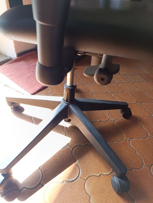 Cadeira escritório ergonómica giratória de pele