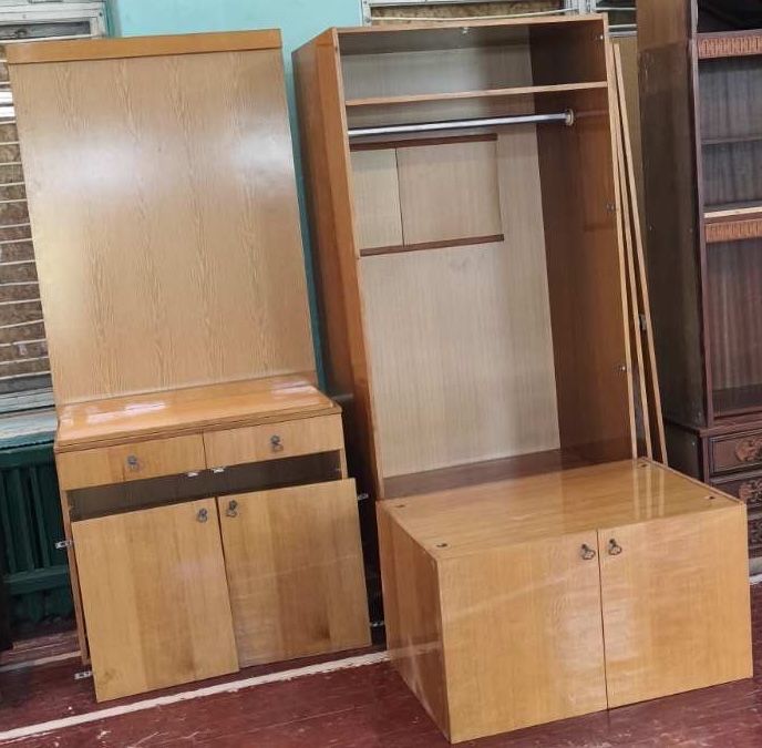 Мебель в прихожую - шкаф для висячей одежды и тумба под зеркало