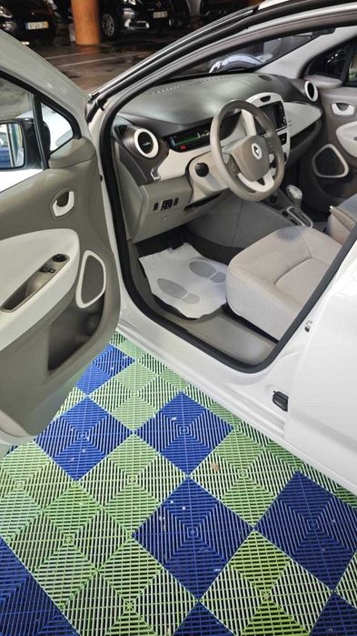 Zoe poucos KMS. Carro da mulher