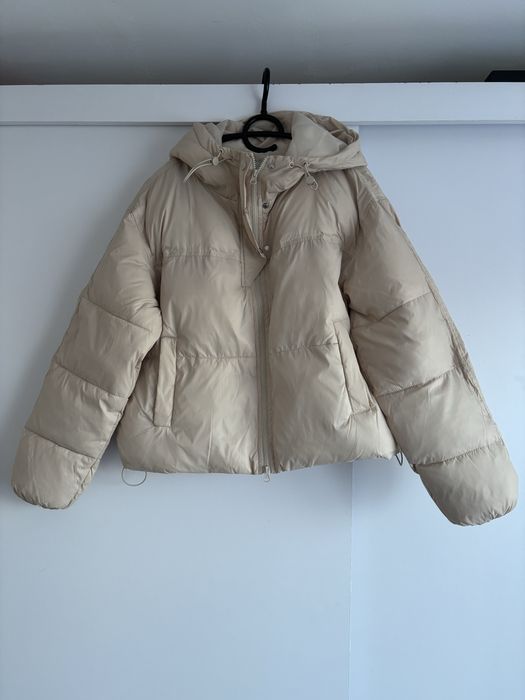 Kremowa damska kurtka pufferka z kapturem