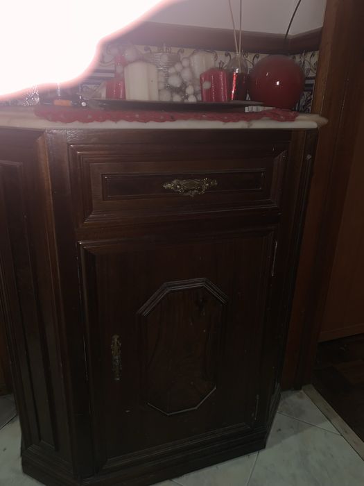 Sapateira peque com tampo de pedra larmore branco