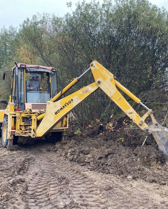 Koparko-ładowarka Komatsu WB98A 4x4 – 2000 r. – stan techniczny idealny