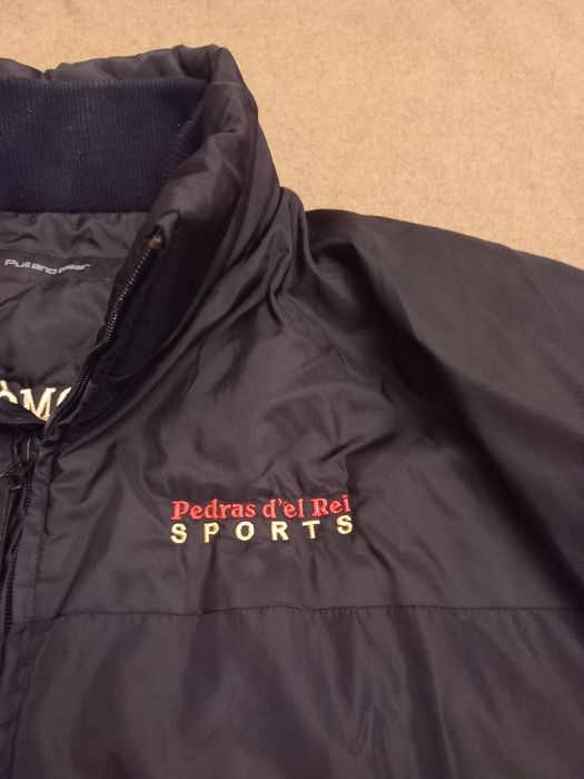 Anorak preto em polisstereno com forro em flanela azul petróleo