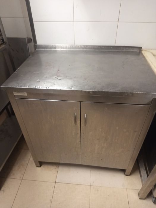 Móvel em inox com 2 portas