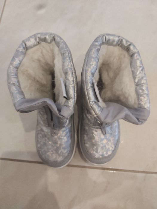 Srebrne śniegowce ocieplane wełną, wodoodporne, błyszczące