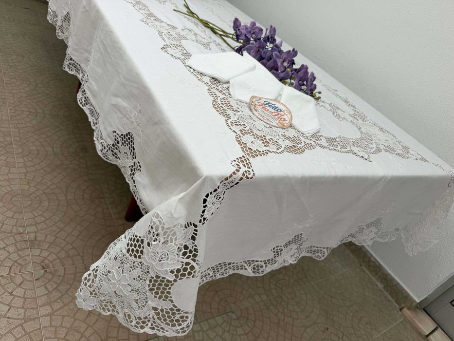 Deslumbrante toalha de mesa em puro linho, com magnífico trabalho de renda e bordado!