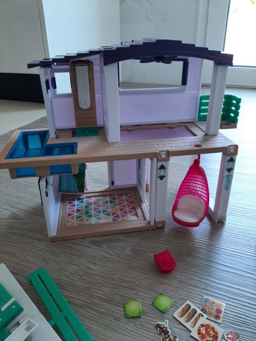 Medium Dollhouse64862264399105121