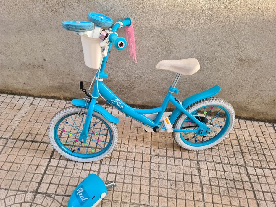 Bicicleta azul.Pouco usada, com rodinhas de apoio.
