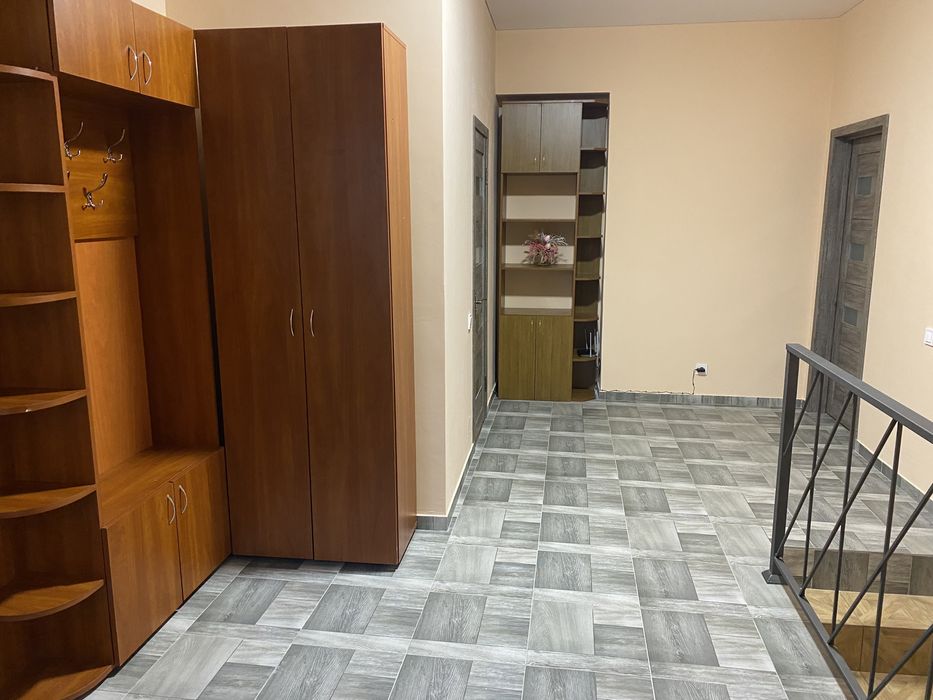 Продаж дворівневої 2-х кімнатноі квартири.Власник 100 кв м