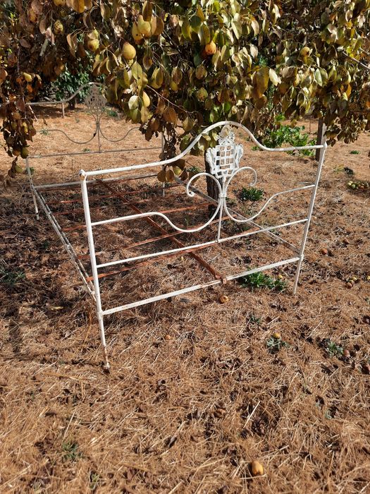 Cama antiga em ferro | Old iron bed