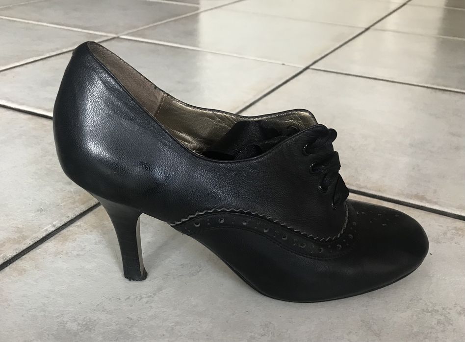 Eleganckie skórzane pantofle, buty na obcasie