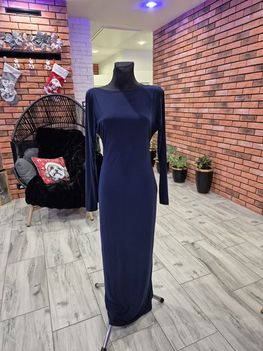 Elegancka długa sukienka z odkrytymi plecami