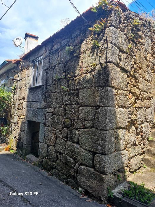 Vendo casa devoluta em centro de vila de azere
