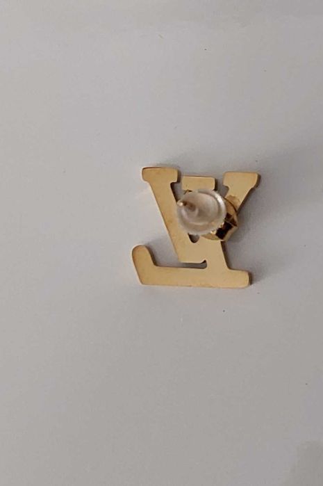 Brincos Louis Vuitton.