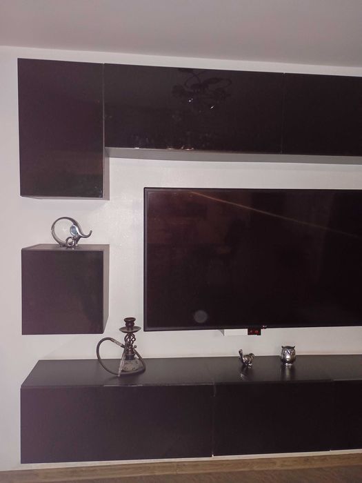 Zestaw szafek wiszących do salonu