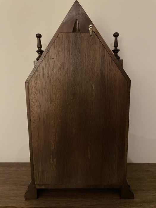 Relógio antigo, restaurado a pilhas