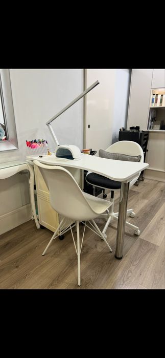 Aluguer de espaço com Mesa de manicure