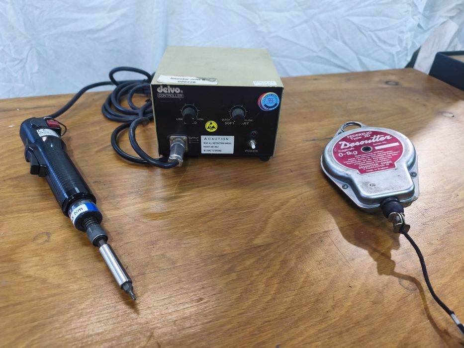 Zestaw montażowy: Wkrętak elektryczny Delvo, kontroler DLC 1213-GG + Balanser Desoutter 0-1 kg