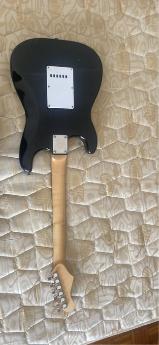 Guitarra OQAN em muito bom estado