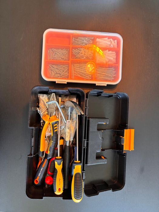 Caixa de ferramentas com varias ferramentas, furadeira