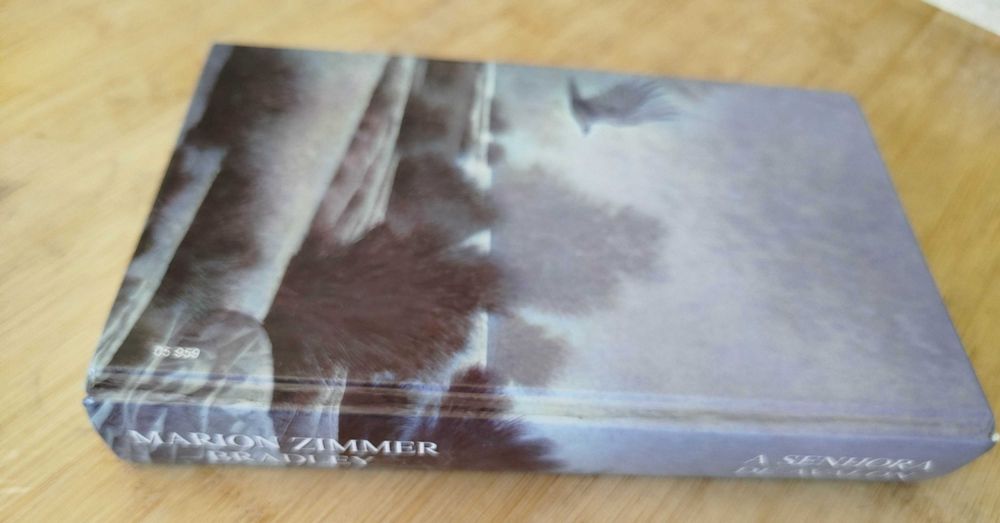 Senhora de Avalon
de Marion Zimmer Bradley