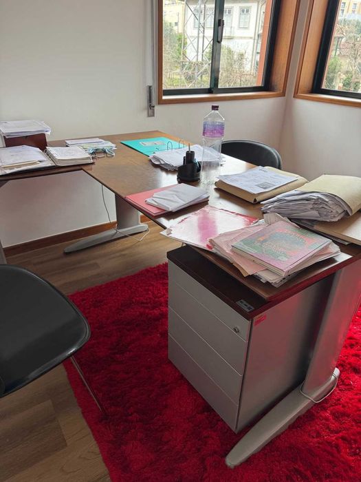 Secretária com bloco de 4 gavetas