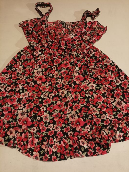 Vestido com estampa em flores em preto, vermelho e verde, de marca Divided, tamanho M