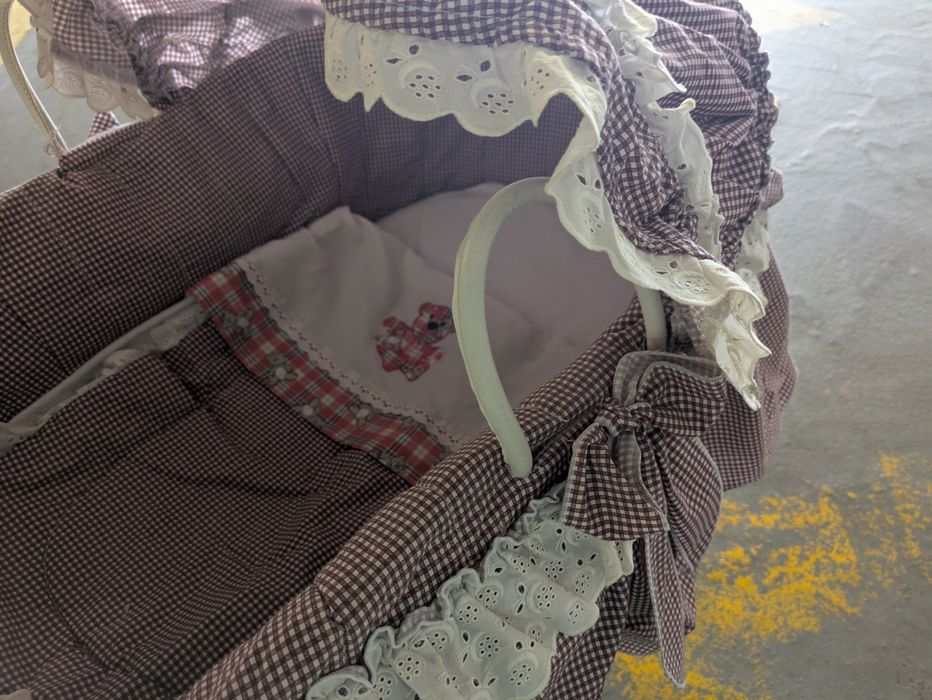 Alcofa com suporte e roupa