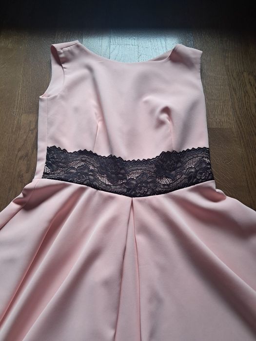 Różowa sukienka z czarnym paskiem