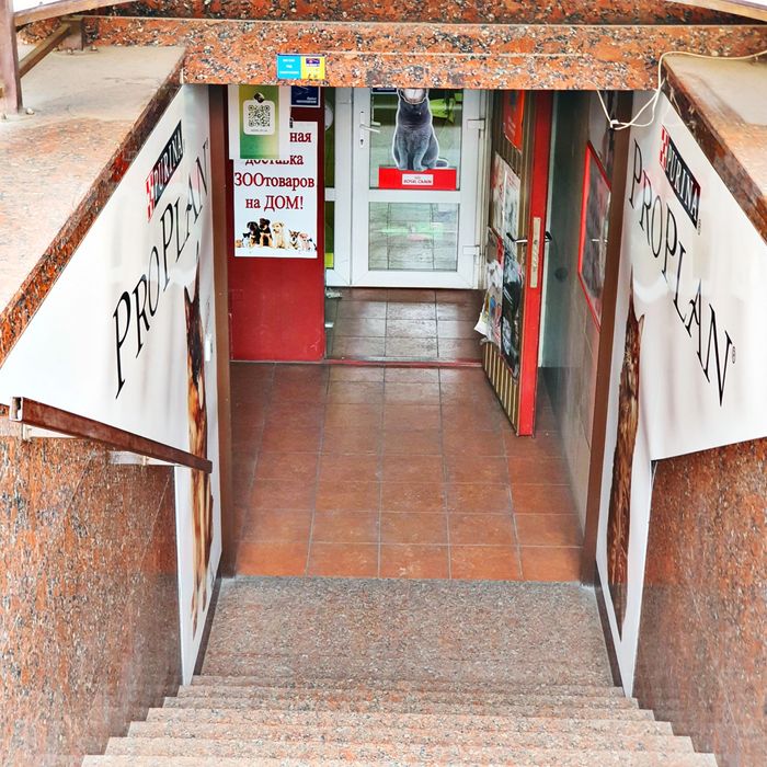 Підвальне приміщення з мармуровими входами р-н пр. Металлург