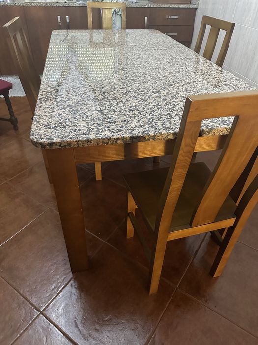 Mesa com 8 cadeiras