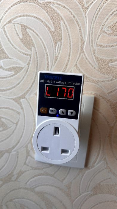 реле  бар'єр напруги UK вилка