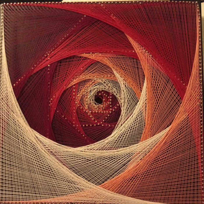 Картина гвоздями и нитками в технике string art