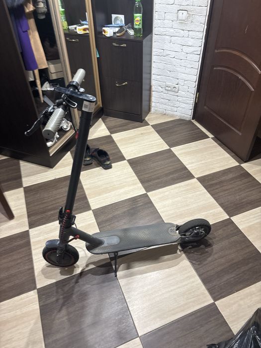 Електросамокат Giant U8