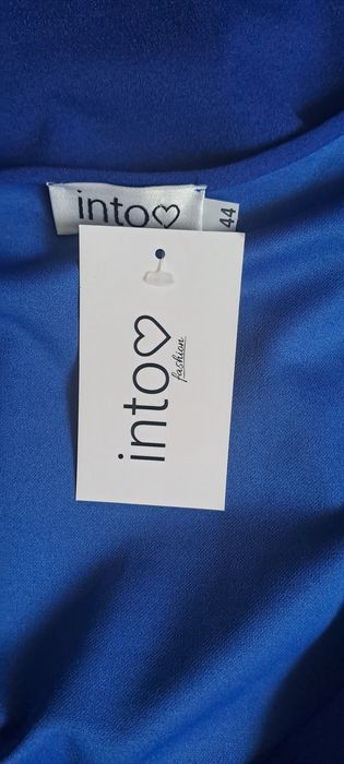 Elegancka sukienka w serek ,rekaw motylek i z  paskiem