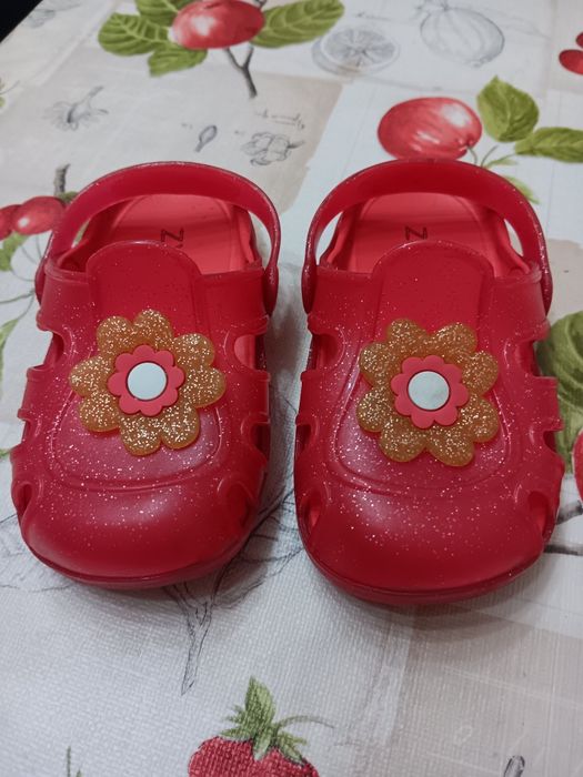 Crocs / Chinelos rosa brilhante com flor dourada brilhante